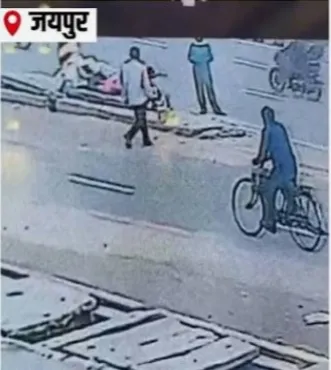 यपुर में सड़क किनारे खिलौने बेचते परिवार को हादसा, प्रारंभिक जानकारी में जान जाने की आशंका