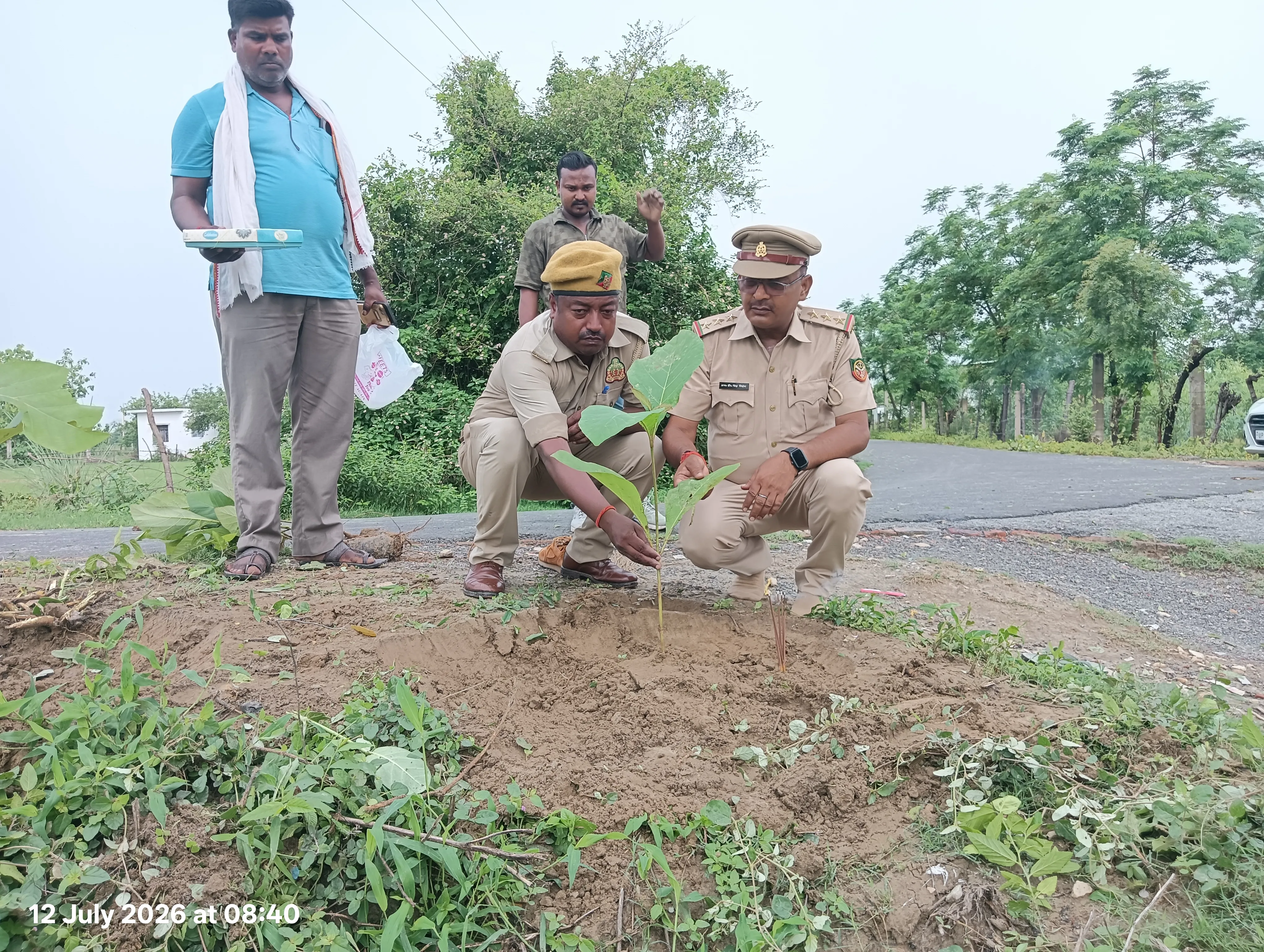 पर्यावरण संरक्षण की अनूठी पहल: परसपुर के चांदपुर में क्षेत्रीय वनाधिकारी आर. सी. सिंह बिसेन ने किया वृक्षारोपण