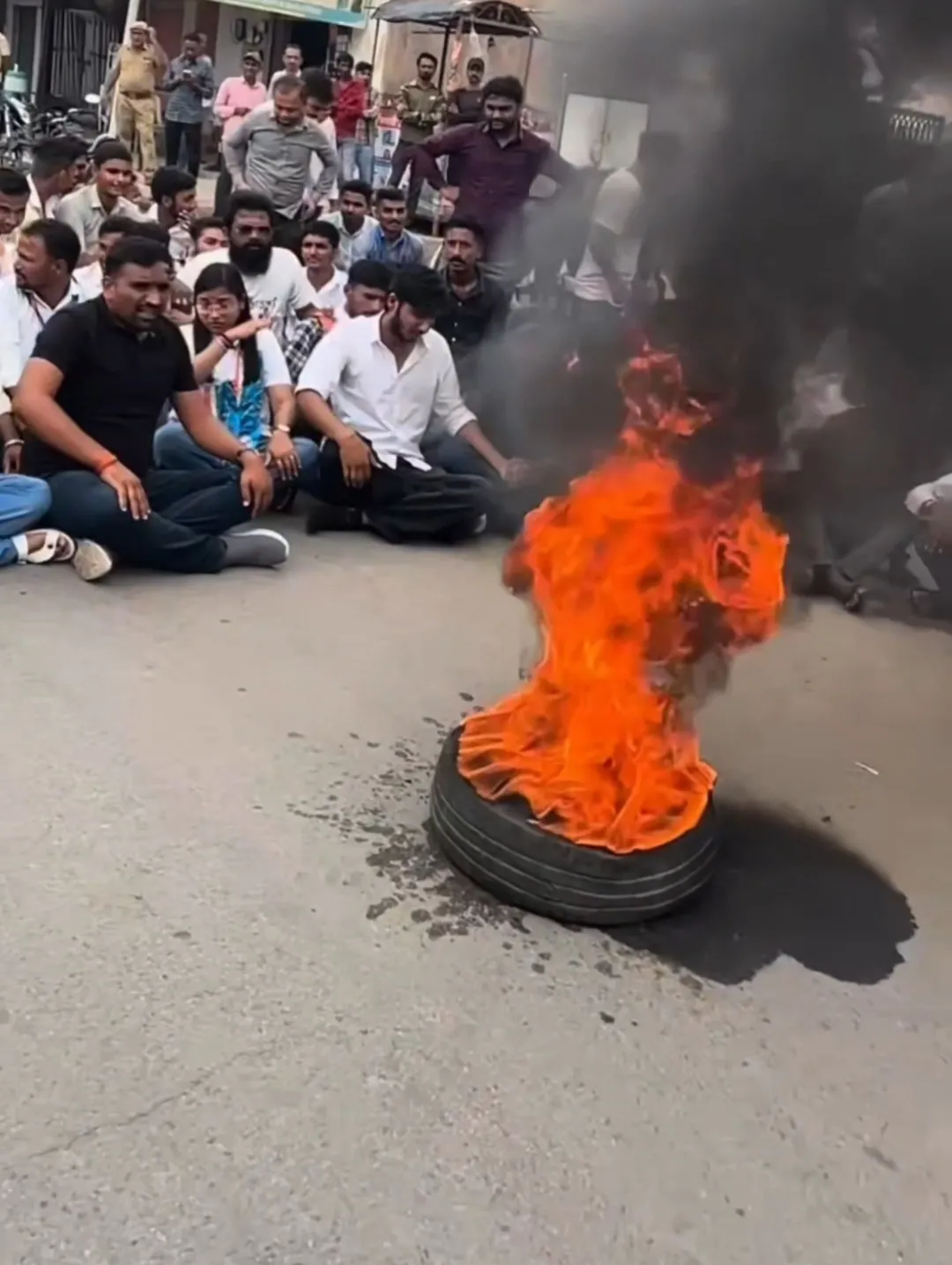 रानीवाड़ा में NSUI का प्रदर्शन: कथित पेपर लीक के विरोध में टायर जलाए, एसडीएम को सौंपा ज्ञापन