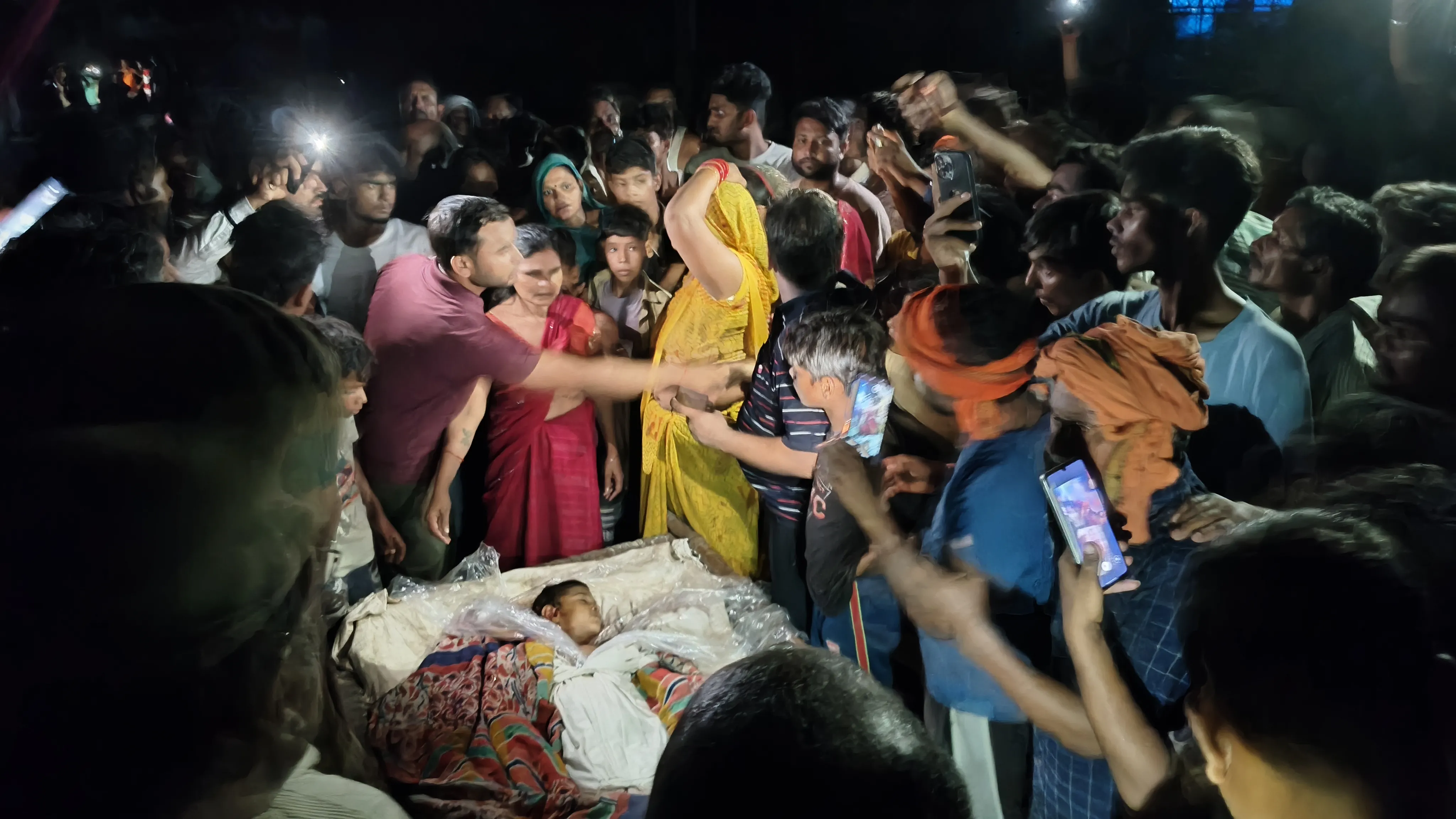 सड़क हादसे में 8 वर्षीय बच्ची की मौत परिजनों ने शव सड़क पर रख किया प्रदर्शन