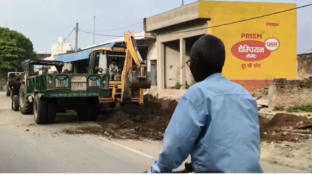 बांकेगंज में नाला निर्माण कार्य ने पकड़ी रफ्तार, सड़क चौड़ी करने का कार्य भी शुरू