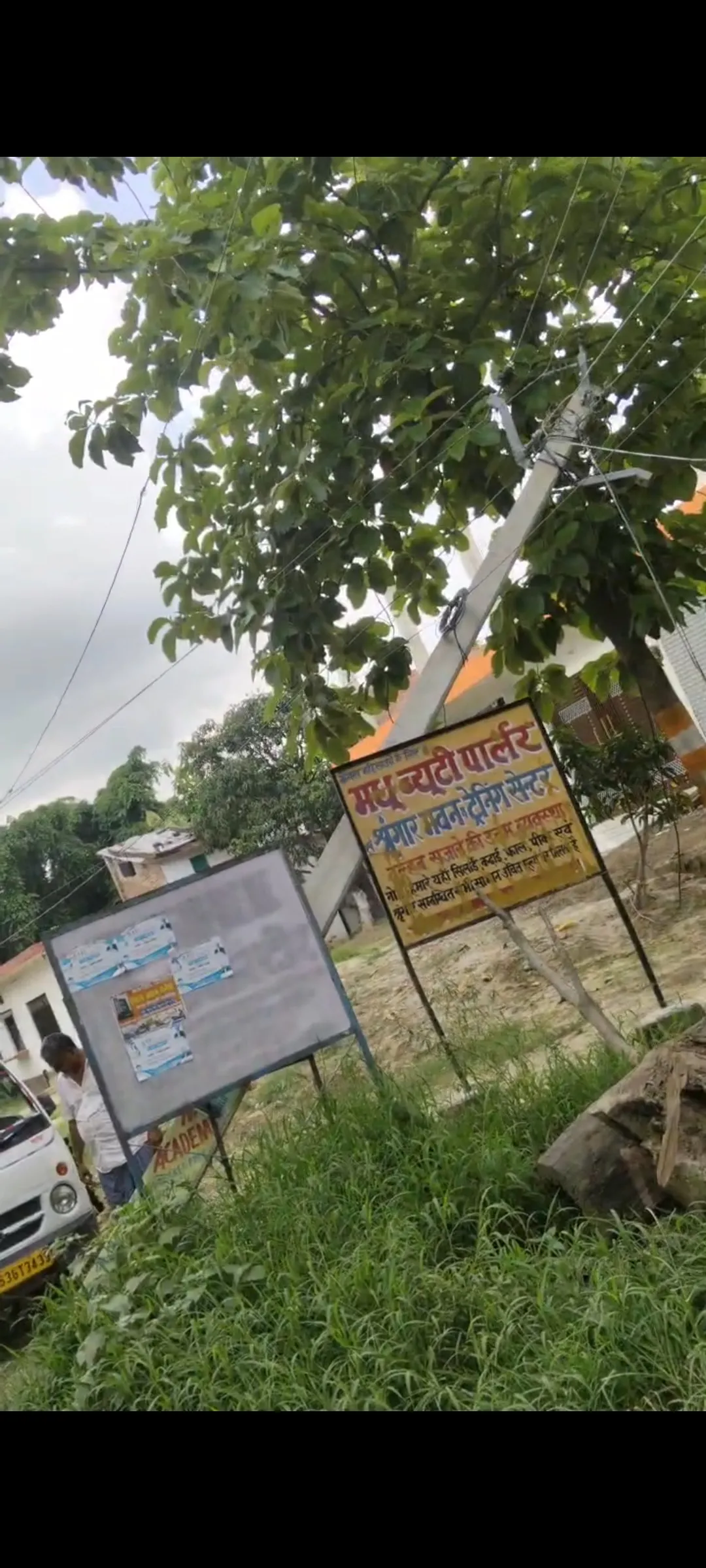 पिकप ने मारी बिजली पोल मे ठोकर पोल धराशायी