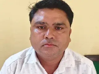 पट्टा दिलाने के नाम पर ₹19 हजार की रिश्वत लेते ग्राम रोजगार सहायक रंगेहाथ गिरफ्तार
