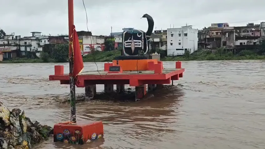 मूसलाधार बारिश के बाद नर्मदा का जलस्तर बढ़ा, घाट हुए जलमग्न