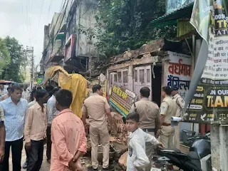 कोतवाली में पुराना मकान ढहा, मलबे में दबकर तीन लोग घायल