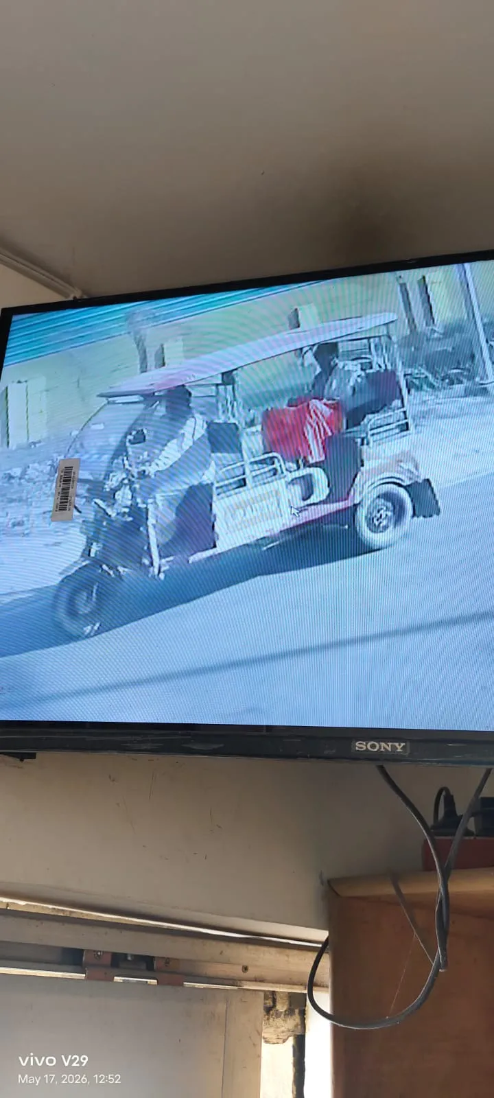 आज की बड़ी खबर: दिनदहाड़े गैस सिलेंडर चोरी, पैदल आया चोर ई-रिक्शा बुलाकर ले गया सिलेंडर; CCTV में कैद हुई पूरी वारदात