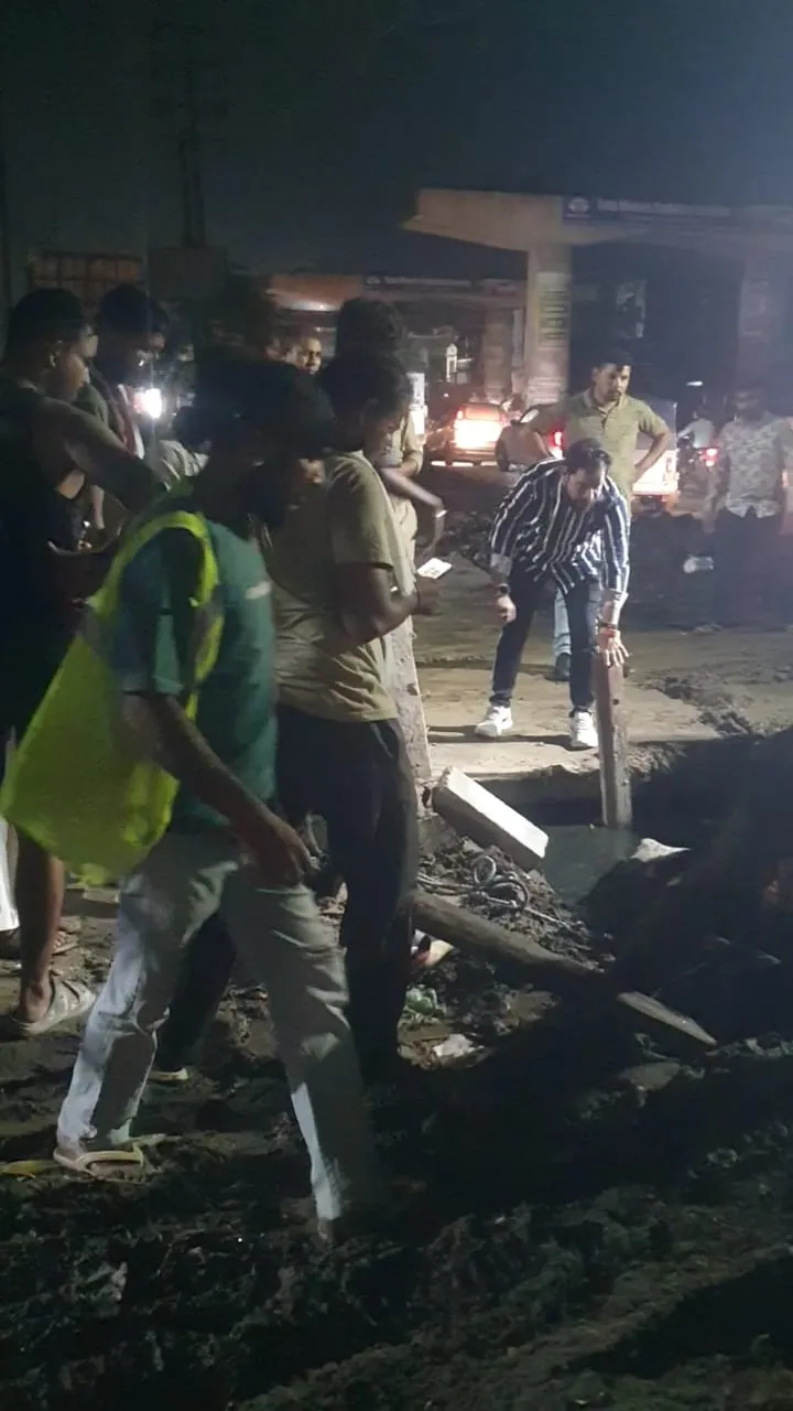 रवि धामा गौरक्षक की टीम ने रात 9 बजे नाले से निकालकर गौमाता की बचाई जान