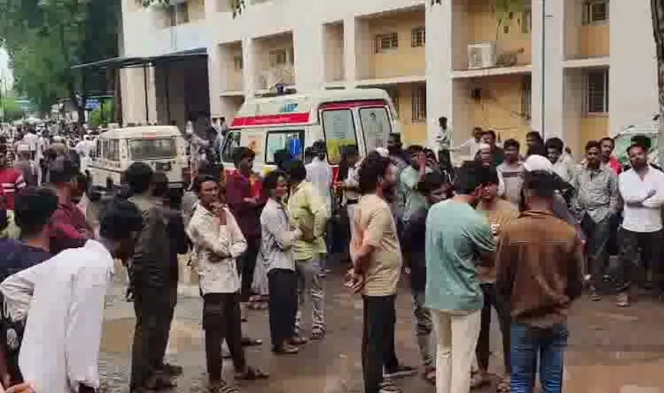 खरगोन में दर्दनाक सड़क हादसा: दो बाइकों की भिड़ंत के बाद अनियंत्रित ट्राले ने रौंदा, एक की मौके पर मौत