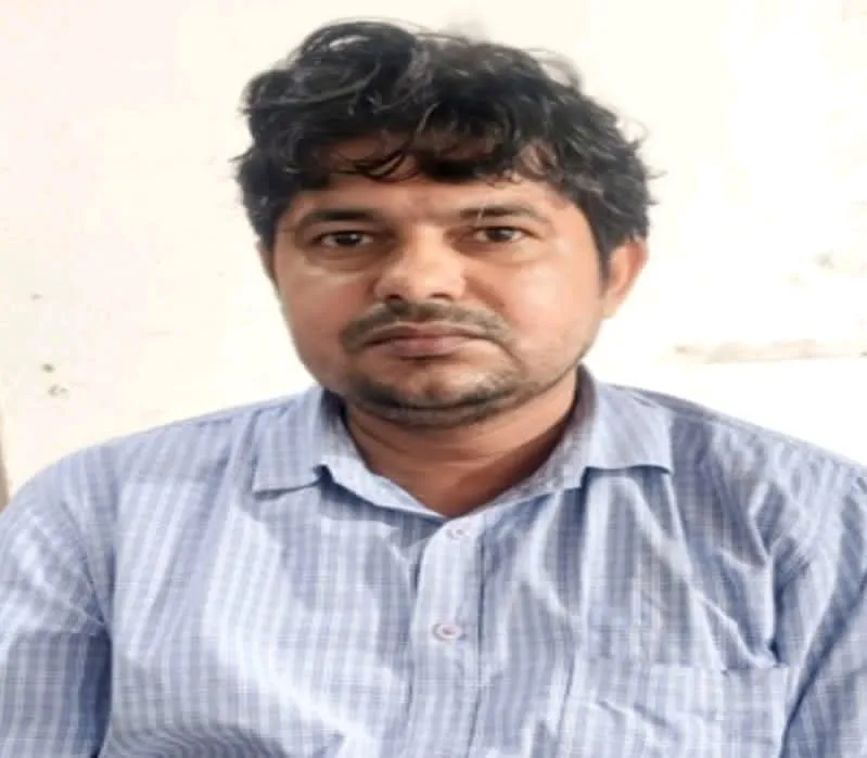 फतेहपुर में एंटी करप्शन टीम ने ब्लॉक कार्यालय में तैनात संविदाकर्मी मनरेगा ऑपरेटर को रंगेहाथ रिश्वत लेते पकड़ा