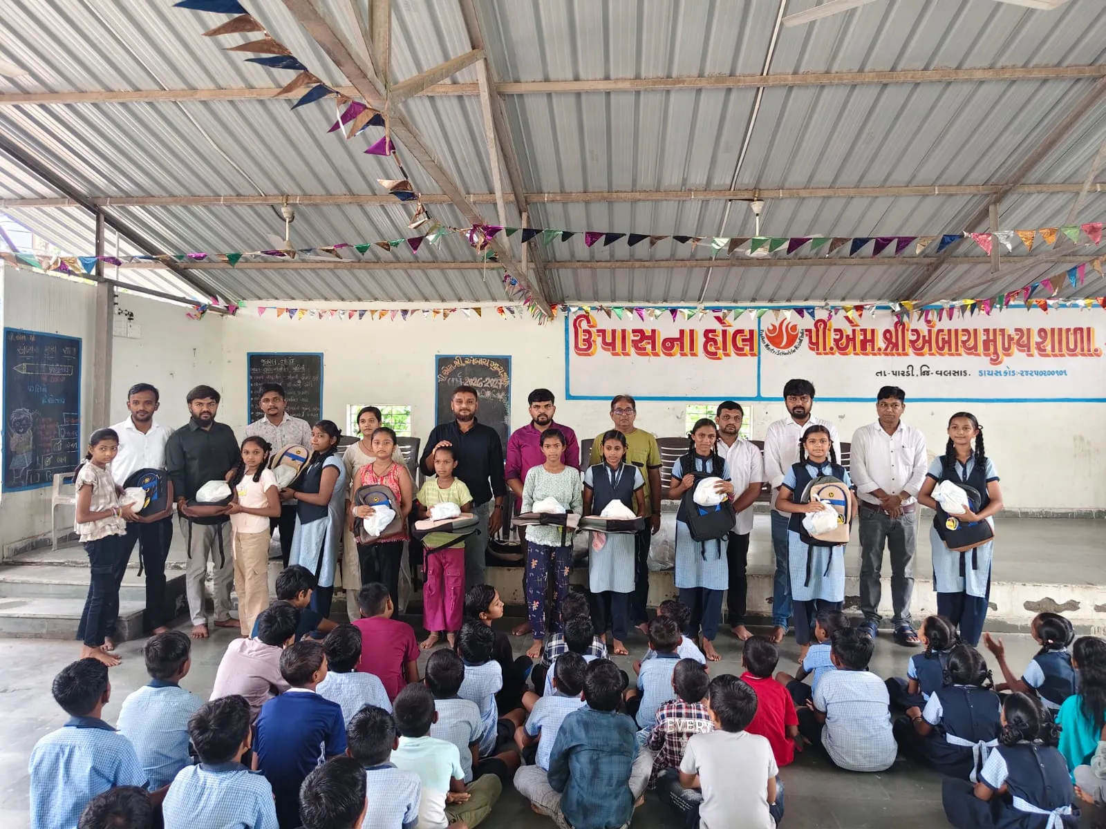 ભારતીય જનતા યુવા મોરચા દ્વારા અંબાચમાં પૂરગ્રસ્ત 125થી વધુ વિદ્યાર્થીઓને શૈક્ષણિક કીટનું વિતરણ