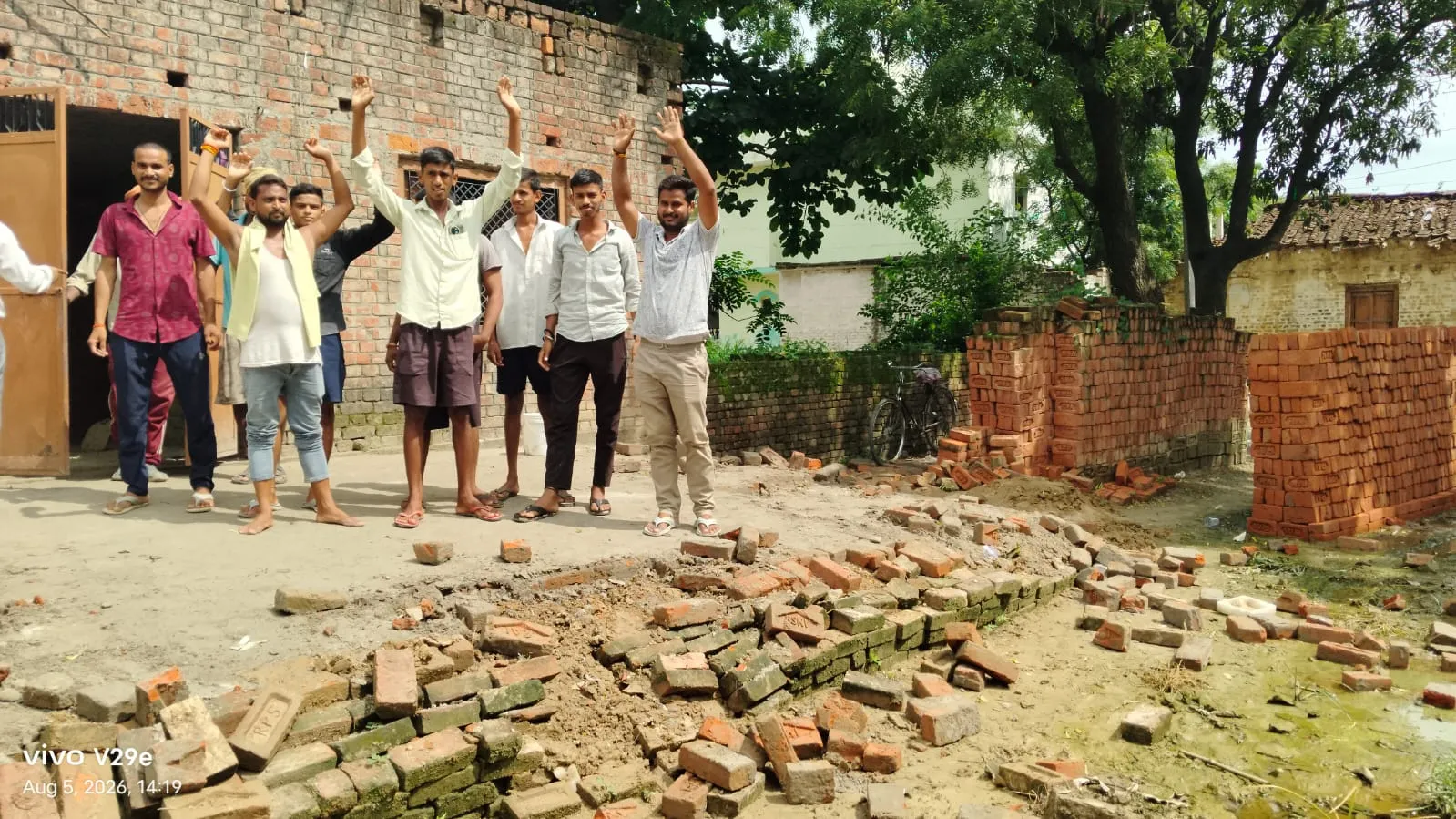 डीह की जमीन पर कब्जा को लेकर 
ग्रामीणों का प्रदशर्न