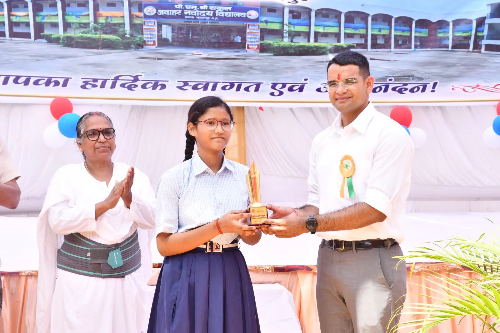 पीएम श्री जवाहर नवोदय विद्यालय के स्थापना दिवस पर मेधावी छात्र-छात्राएं हुए सम्मानित, डीएम ने किया उत्साहवर्धन*