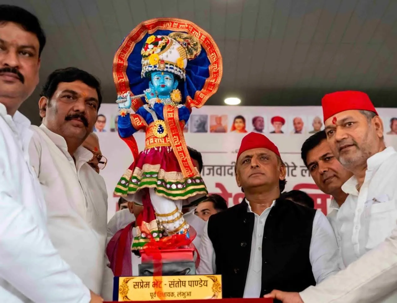 जनेश्वर मिश्र की जयंती पर सपा कार्यालय में भव्य कार्यक्रम, अखिलेश यादव ने पावन प्रतिमा के साथ शपथ दिलाई