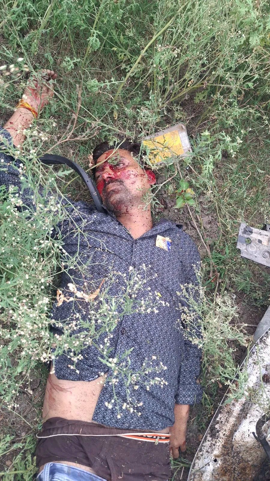 तेज रफ्तार कार पेड़ से टकराकर खंती में पलटी, लहार के युवक की मौके पर मौत*