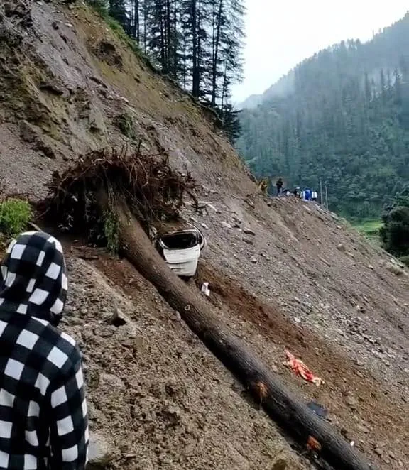 चौहर घाटी क्षेत्र में सड़क मार्ग ठप, उहल व लंबाहडग नदियों का जलस्तर बढ़ा, पंजाब बिजली बोर्ड ने खोले बैराज के गेट