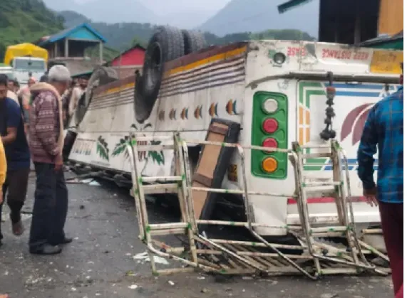 हिमाचल के चंबा में दर्दनाक हादसा: तीसा-बैरागढ़ मार्ग पर बस खाई में गिरी, 8 यात्रियों की मौत, कई घायल