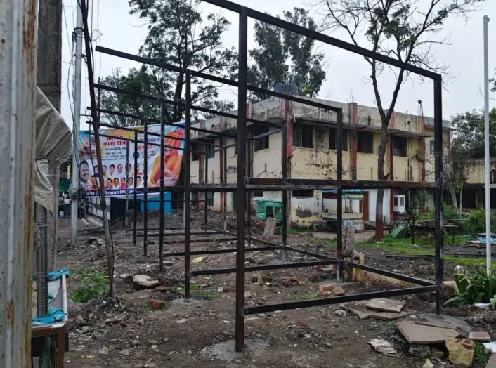 नागदा:नपा की जमीन पर चद्दरों की ‘दुकानदारी’!

अधिकारियों के सामने खड़े हो रहे शेड, फिर भी जिम्मेदार बोले—हमें पता ही नही