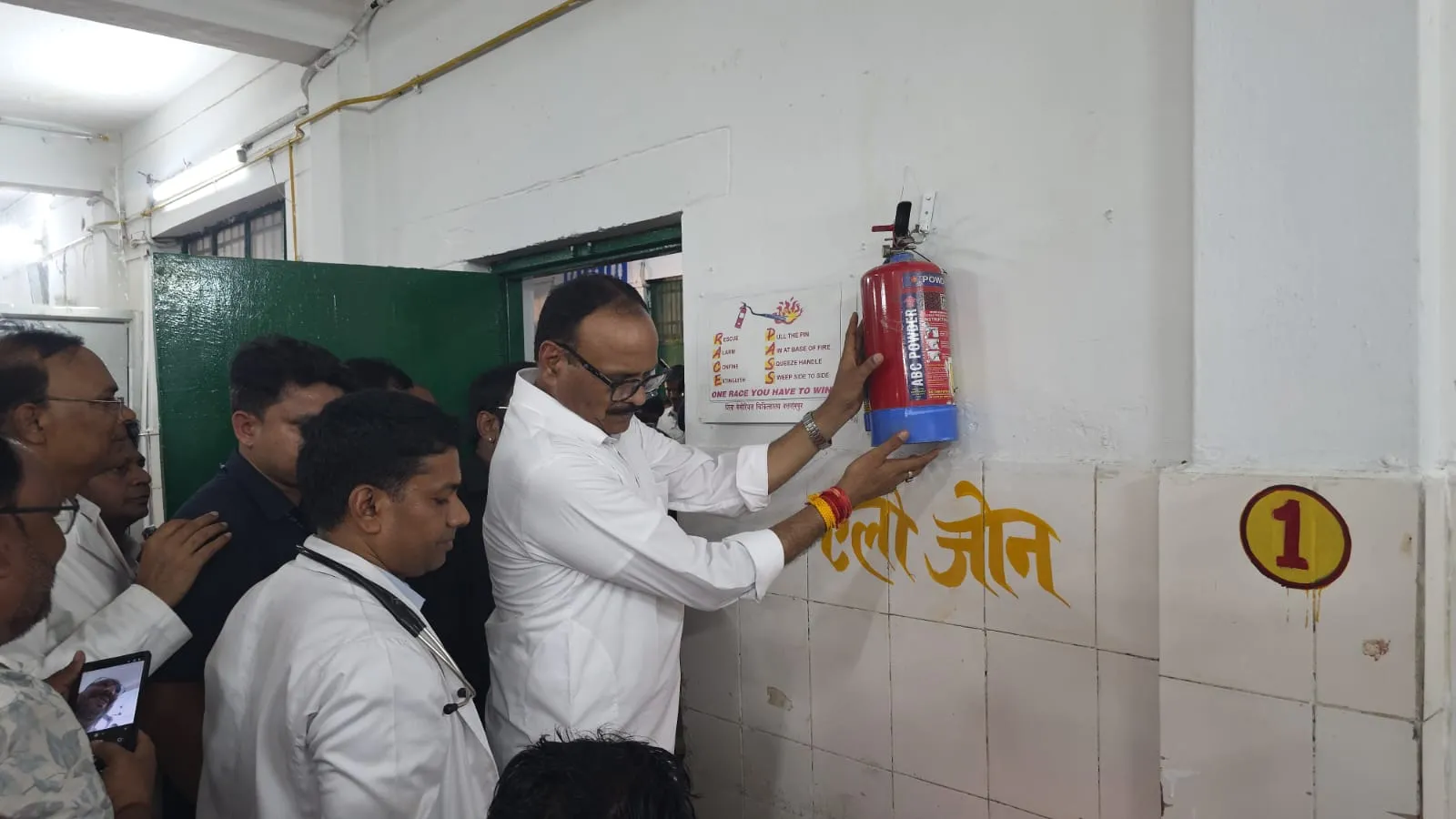मा० उप मुख्यमंत्री श्री बृजेश पाठक जी ने जिला मेमोरियल चिकित्सालय का किया विस्तृत निरीक्षण, मरीजों से संवाद कर स्वास्थ्य