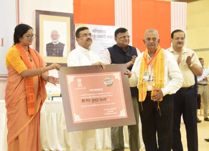 ?श्चिम बंगाल में लोकतंत्र सेनानियों के सम्मान कार्यक्रम में मुख्यमंत्री की पुष्पवर्षा, आपातकाल को ‘दूसरी स्वतंत्रता की ल