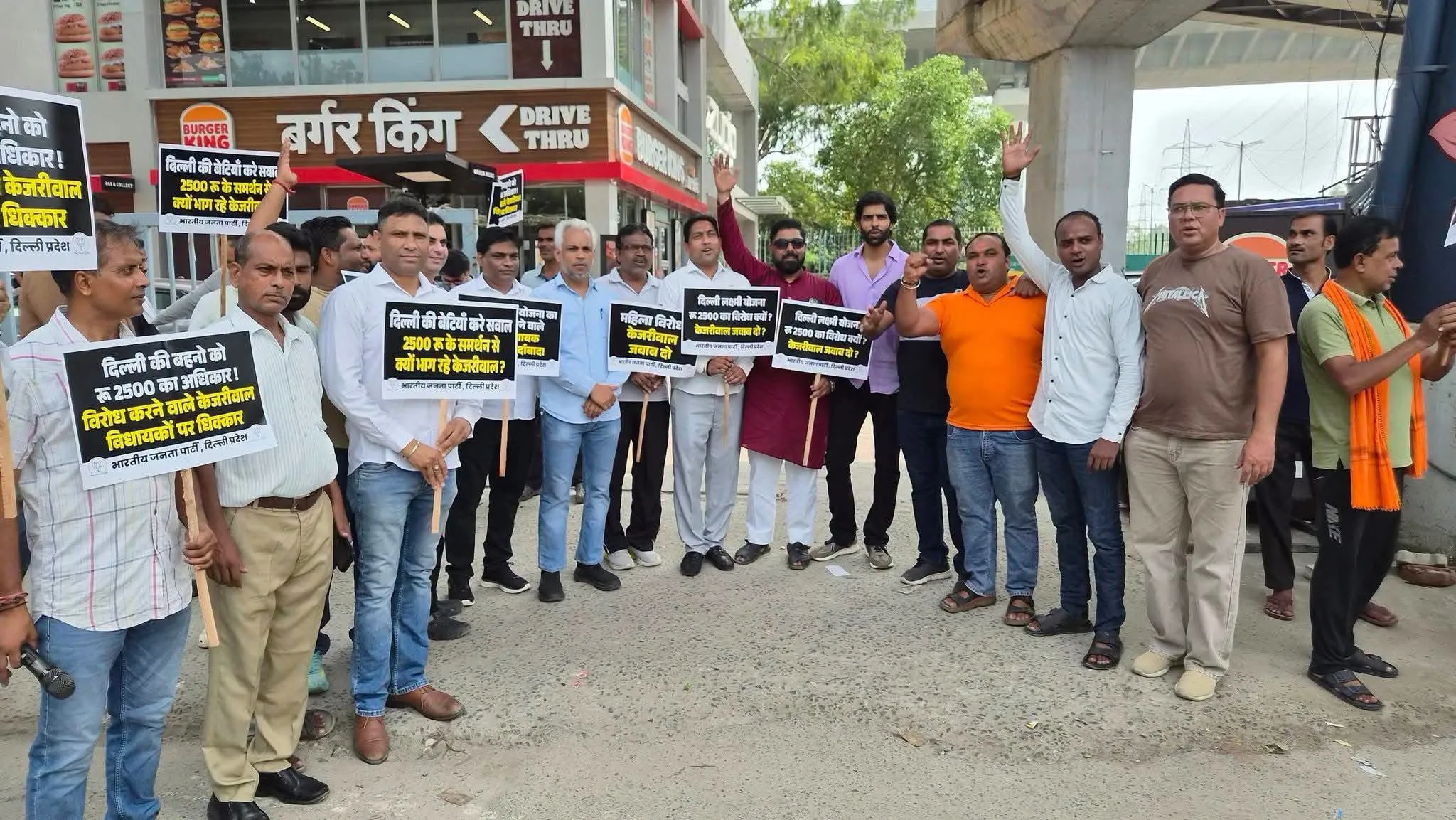 BJP Stages Protest Outside Okhla MLA Amanatullah Khan’s Office Over ₹2,500 Women’s Aid Scheme