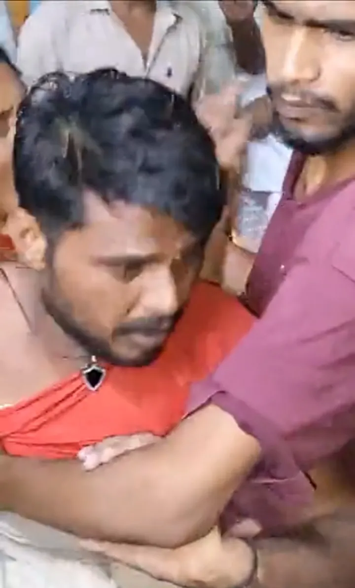 आक्रोशित लोगों ने अपराधी की पिटाई के बाद किया पुलिस के हवाले