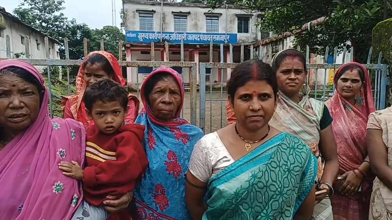 केबल बिछाने में टूटी पानी की पाइपलाइन, महीने भर से प्यासे लोग; जनपद पंचायत में हंगामा