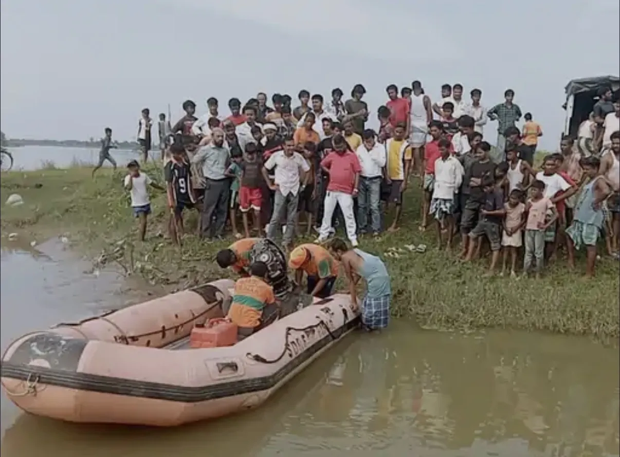 "किशनगंज में 4 दोस्तों के संग महानंदा नदी में नहाने गया छात्र नदी में डूबकर लापता हो गया है।"
"दरअसल, मंगलवार दोपहर को