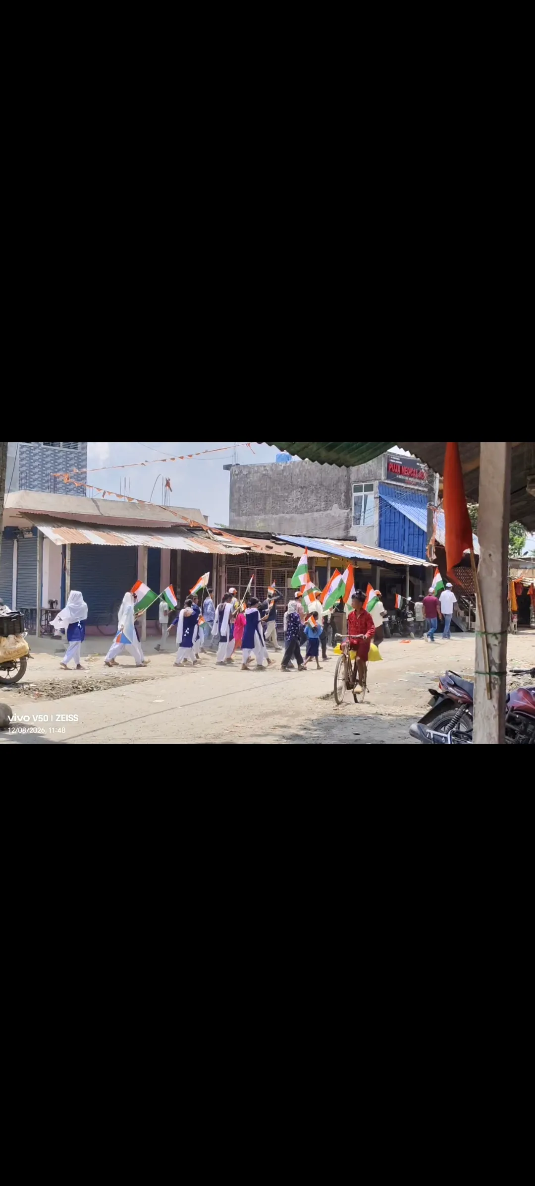 उच्च विद्यालय और मध्य विद्यालय के छात्र एवं छात्राओं ने शिक्षक सहित निकाली तिरंगा यात्रा