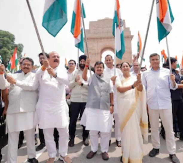 BJP अध्यक्ष नितिन नवीन के साथ CM रेखा गुप्ता ने निकाली तिरंगा यात्रा, कर्तव्य पथ पर हुआ कार्यक्रम