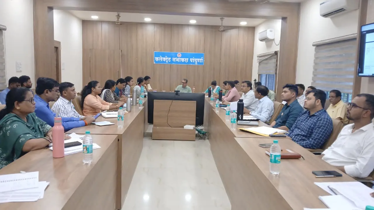 कलेक्टर श्री वशिष्ठ ने समय-सीमा बैठक में दिए सख्त निर्देश: "योजनाओं का लाभ समय पर मिले, लापरवाही बर्दाश्त नहीं"