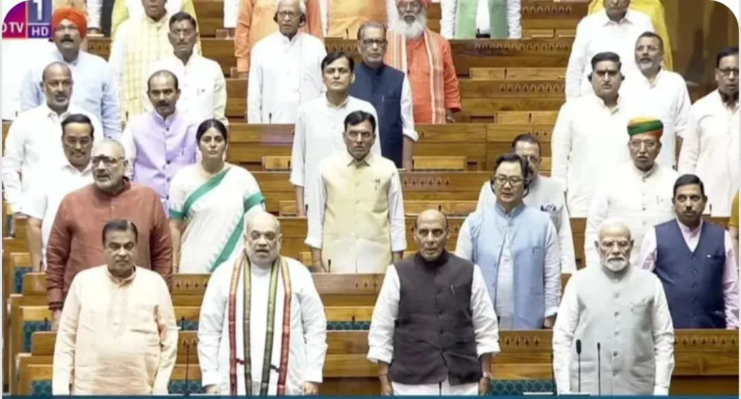 संसद के आखिरी दिन मोदी-शाह पहुंचे, हंगामे के बीच लोकसभा अनिश्चितकाल के लिए स्थगित। संसद चली या सिर्फ़ राजनीति?