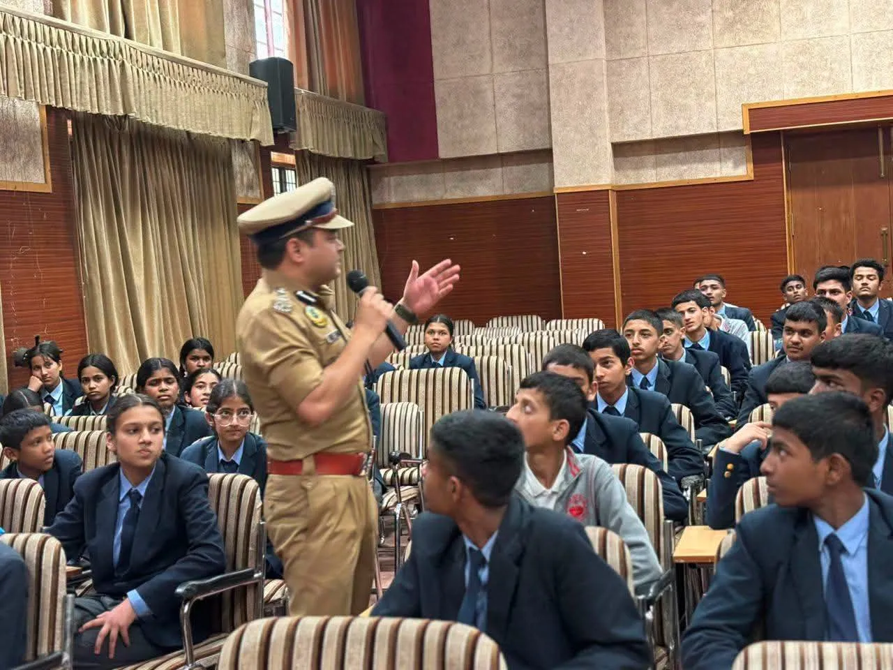 शिमला में SSP गौरव सिंह ने छात्रों को नशे के खिलाफ जागरूक किया