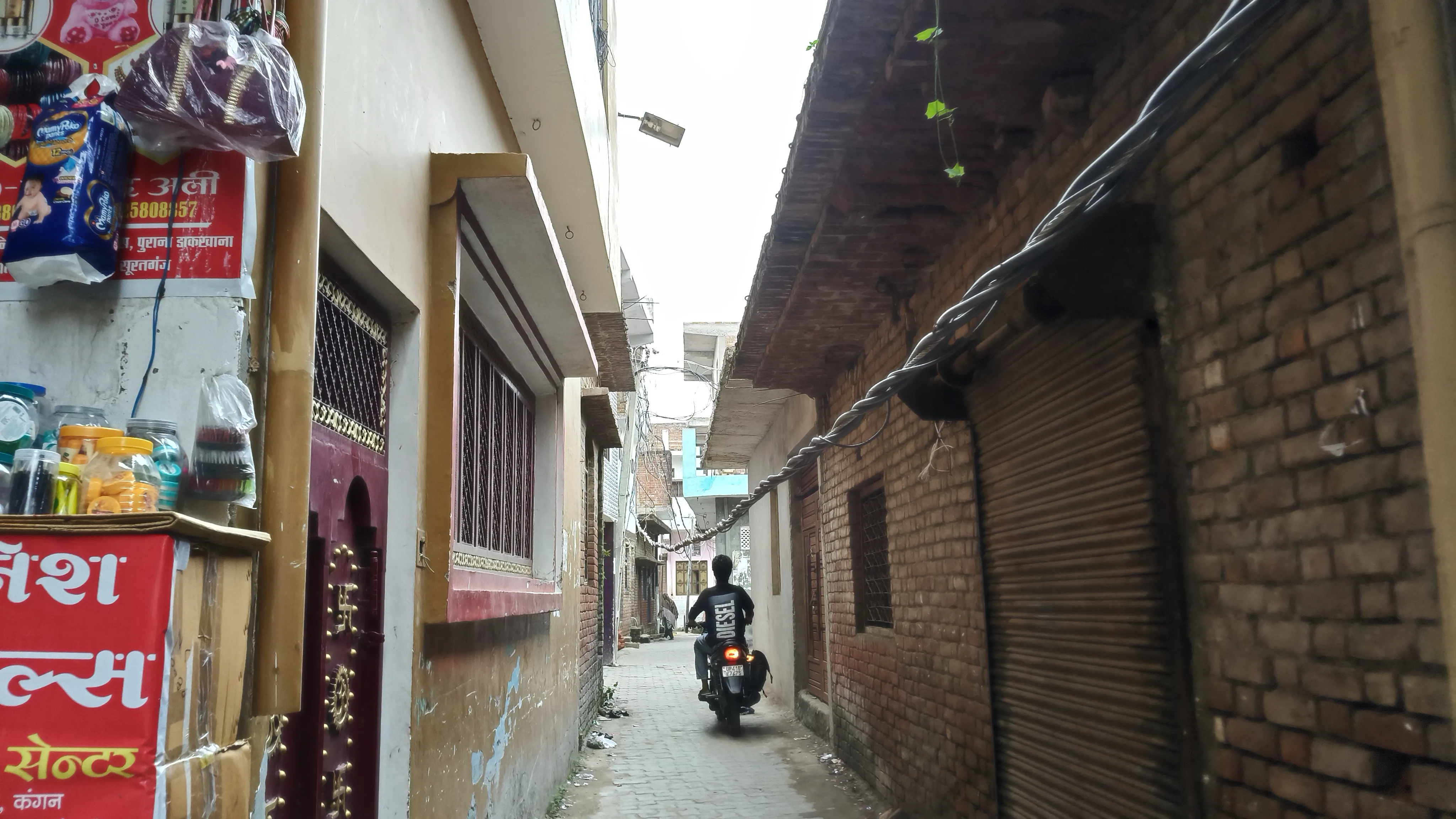 छह फीट की ऊंचाई पर झूल रहा बिजली का तार, हादसे का खतरा
कई बार शिकायत के बावजूद विभाग नहीं चेता, रोजाना सैकड़ों स्कूली बच
