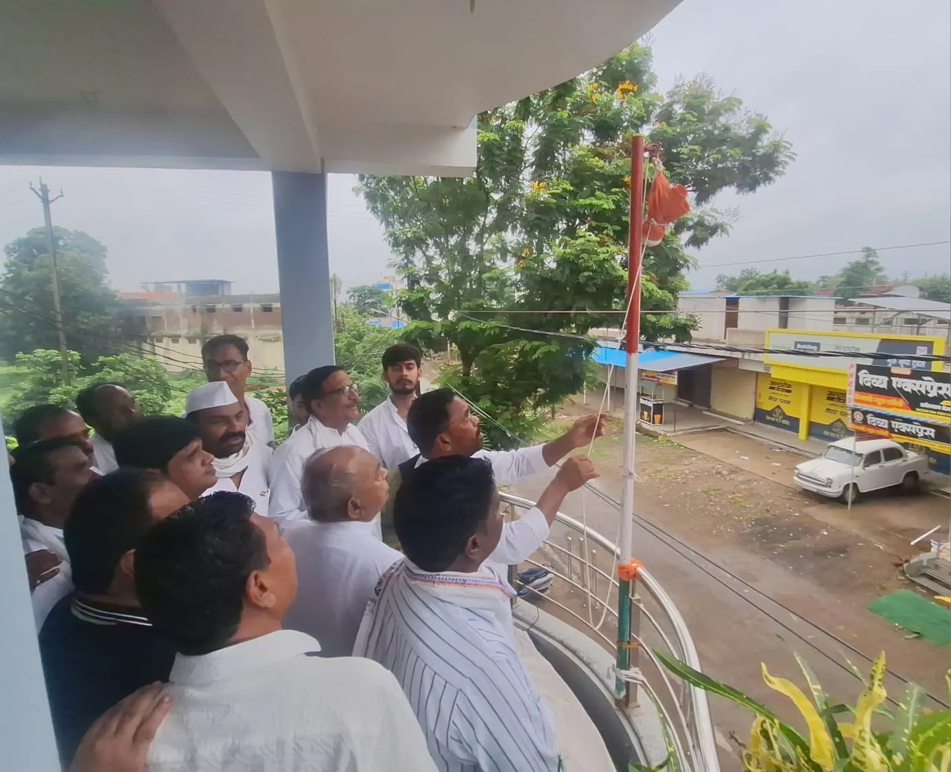 राष्ट्रभक्ति से सराबोर हुआ पांढुरना जिला कांग्रेस मुख्यालय, ध्वजारोहण के साथ मनाया स्वतंत्रता दिवस