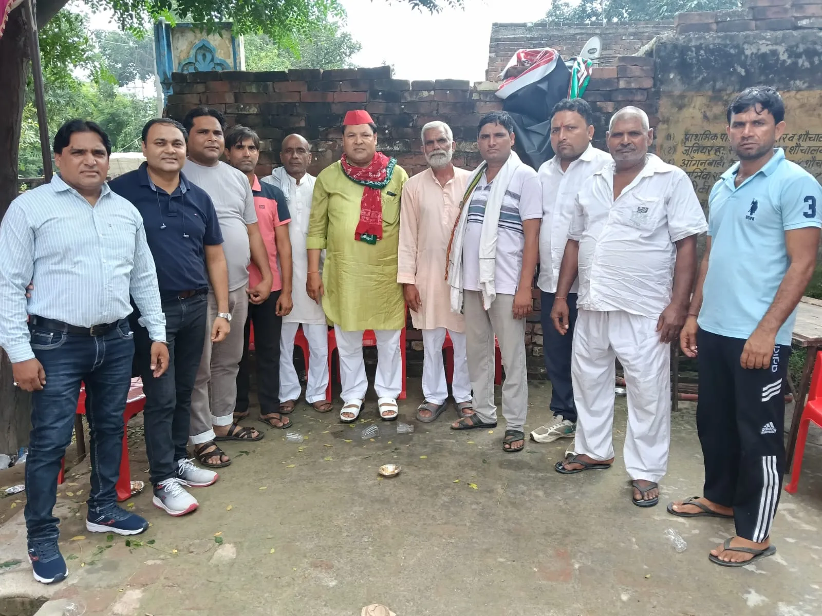 समाजवादी पार्टी के नेता पदम सिंह जाटव ने जनता से संवाद कर 2027 के लिए समर्थन मांगा।