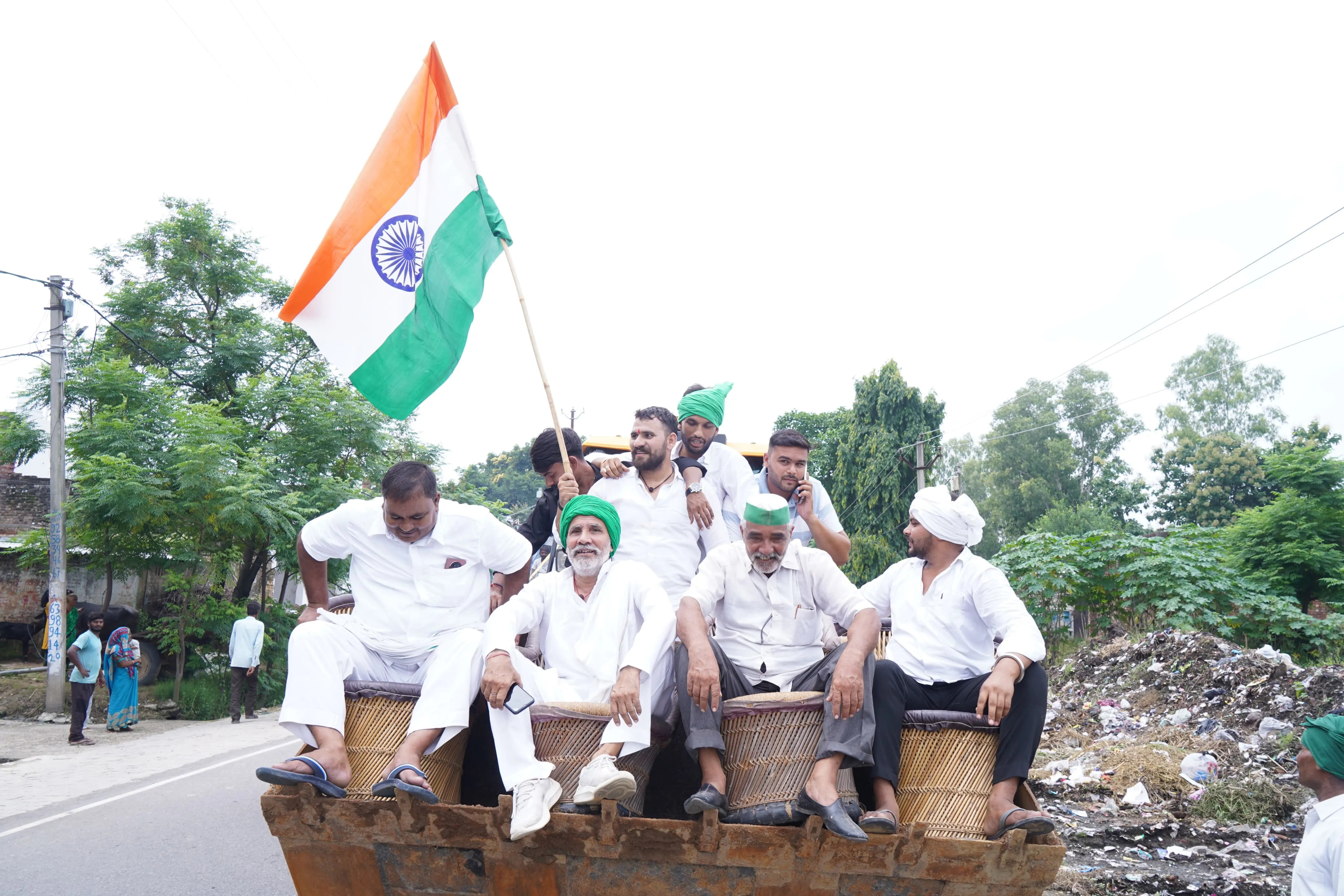 जेसीबी पर सवार होकर निकली भाकियू लोकशक्ति की तिरंगा यात्रा, देशभक्ति के नारों से गूंजा क्षेत्र