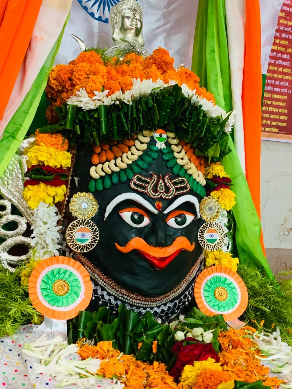 अंजड़के ओंकारेश्वर महादेव मंदिर में तिरंगा थीम पर विशेष श्रृंगार, महाआरती में उमड़े श्रद्धालु