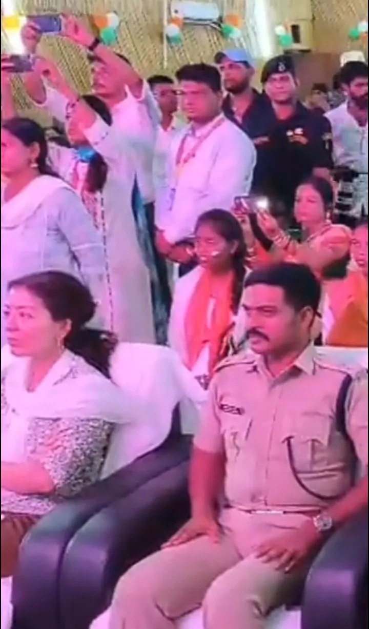 बच्चों ने देशभक्ति गीतों, नृत्य और अन्य सांस्कृतिक प्रस्तुतियों के माध्यम से देशप्रेम की भावना को दर्शाया