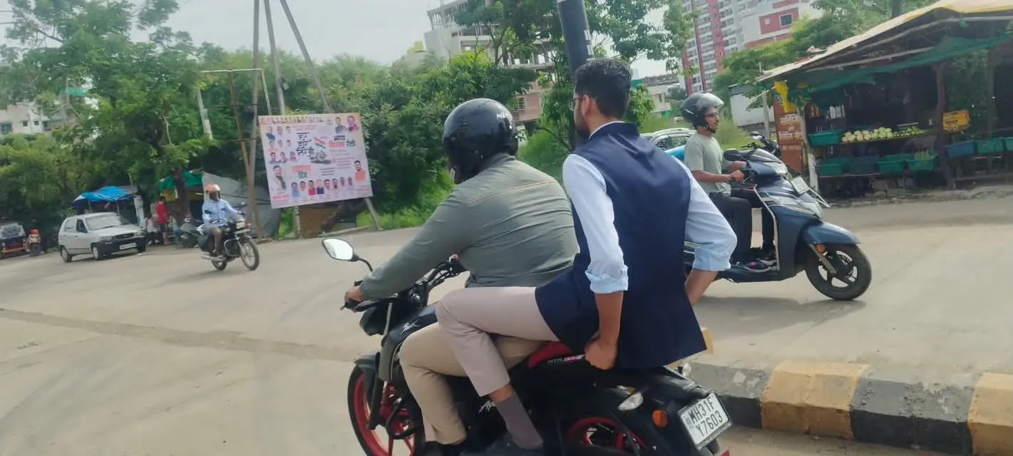नागपूरच्या 'कलेक्टर'चा दुचाकी दौरा; ग्रामीण विद्यार्थ्यांशी संवाद
