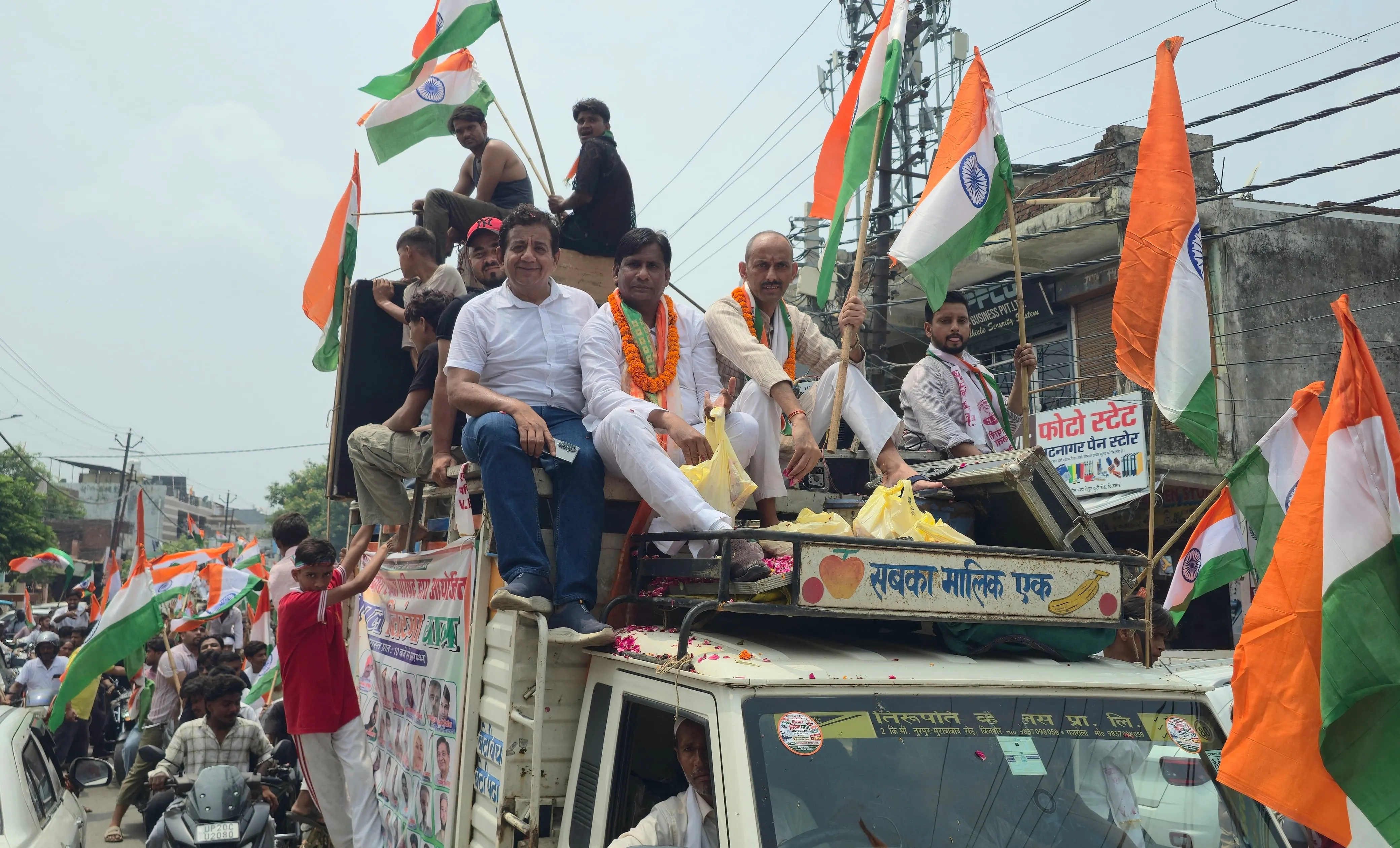 शमशाद अंसारी और राहुल वर्मा की अगुवाई में शान से निकली विशाल तिरंगा यात्रा।