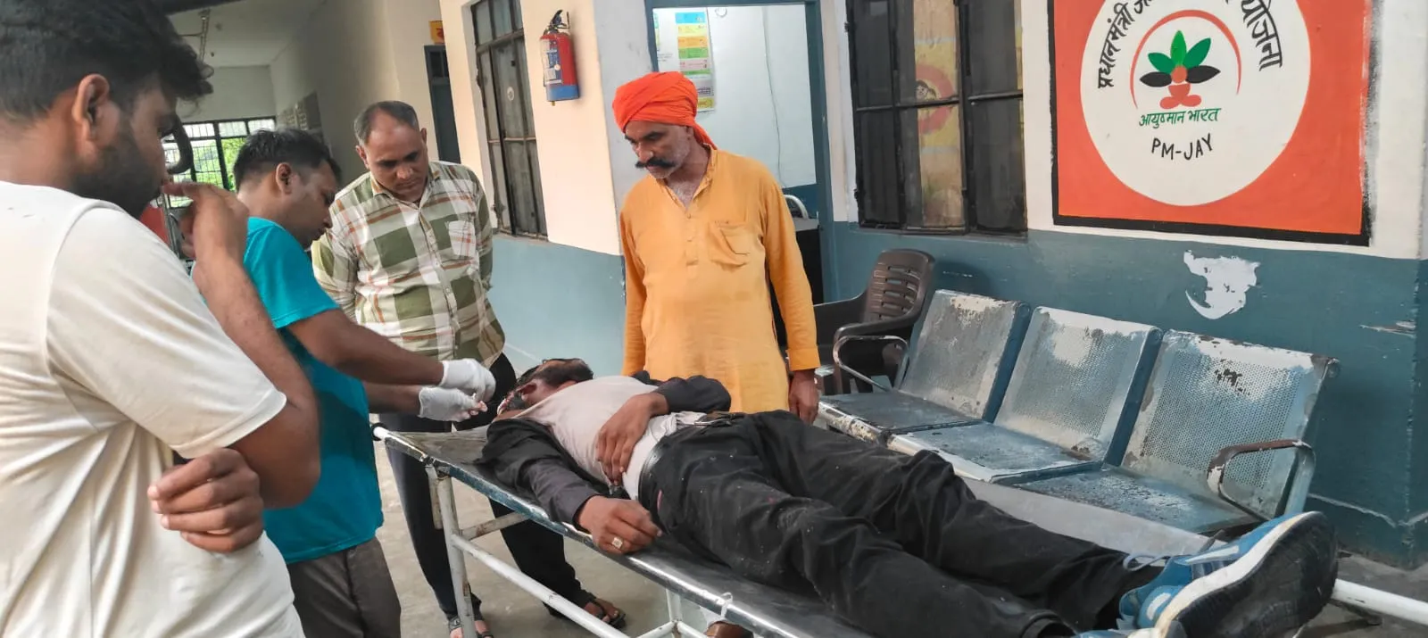 बारिश में दो बाइकें भिड़ीं, दो युवक गंभीर घायल; वीर सिंह ने अस्पताल पहुंचाकर बचाई जान