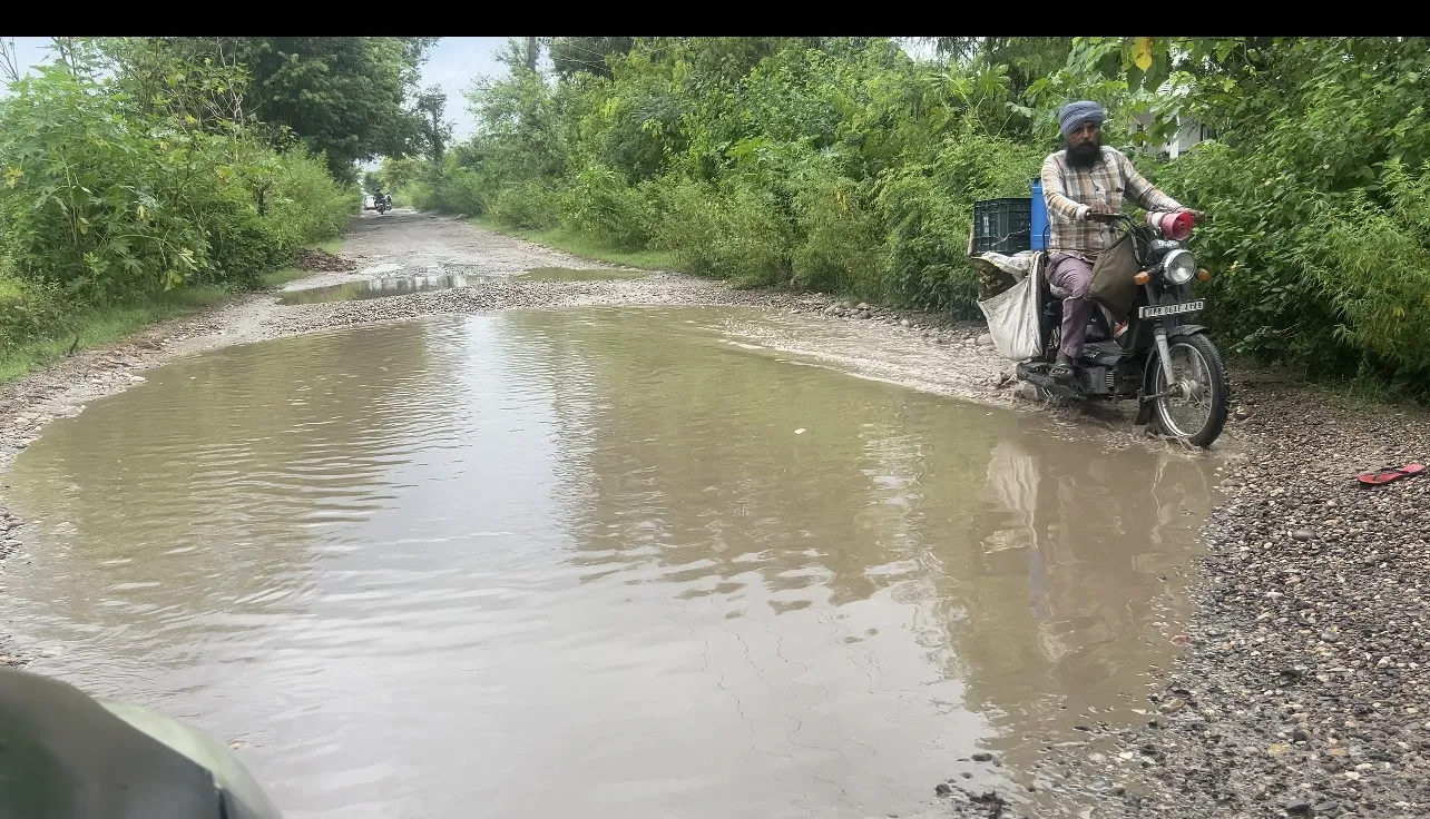 सड़क में गड्ढे इतने हैं कि मंजिल खोने लगती है। सिंबल मोड़ से काली पुली तक इस हालत पर जनता रोने लगती है।