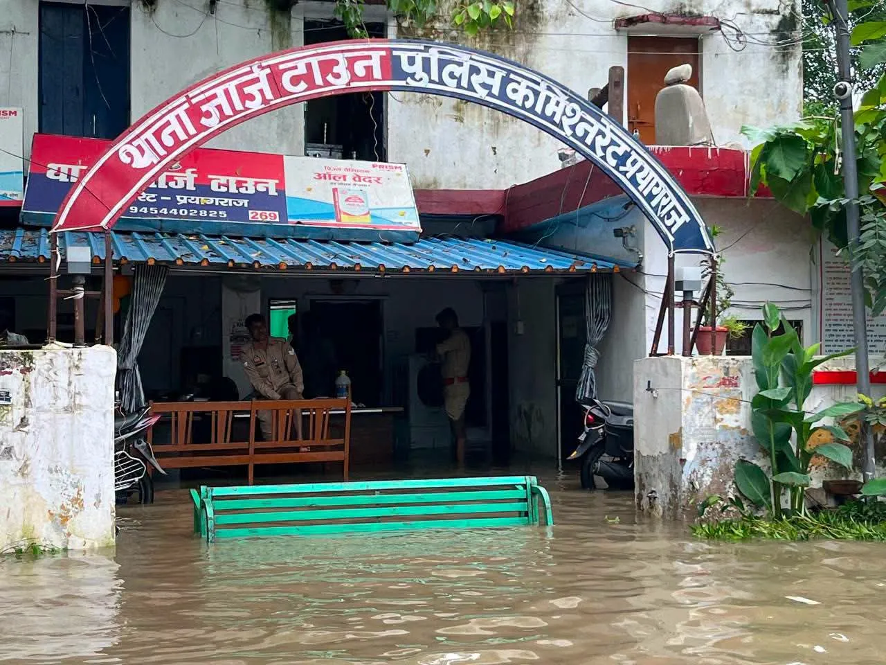 जार्ज टाउन में बारिश ने बिगाड़े हालात, सड़क से थाने तक भरा पानी