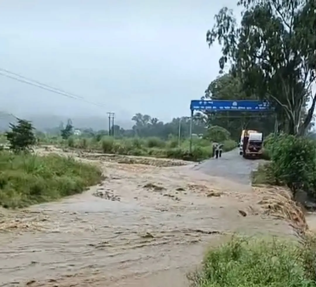 हिमाचल प्रदेश जसवां:परागपुर में भारी बारिश से वाहन बहा