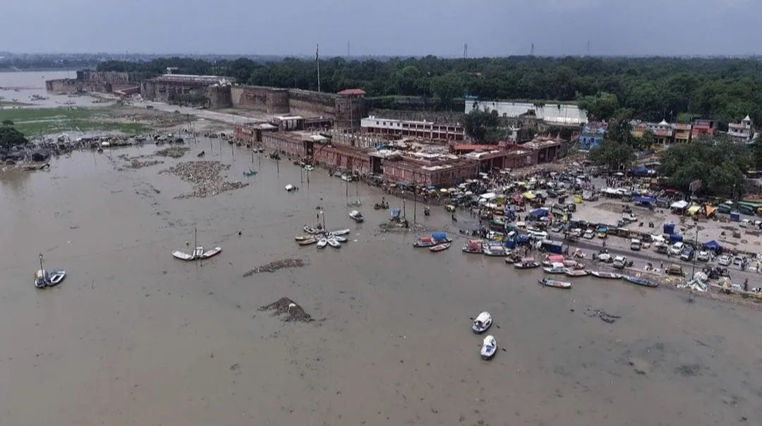 प्रयागराज में गंगा और यमुना का जलस्तर बढ़ रहा है: बुधवार की सुबह बंधवा स्थित बड़े हनुमानजी मंदिर के पास बाढ़ का पानी