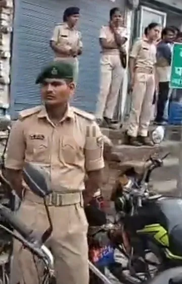 सड़क को कराया जा रहा अतिक्रमण मुक्त
वैकल्पिक स्थानों पर दुकान लगाने का निर्देश