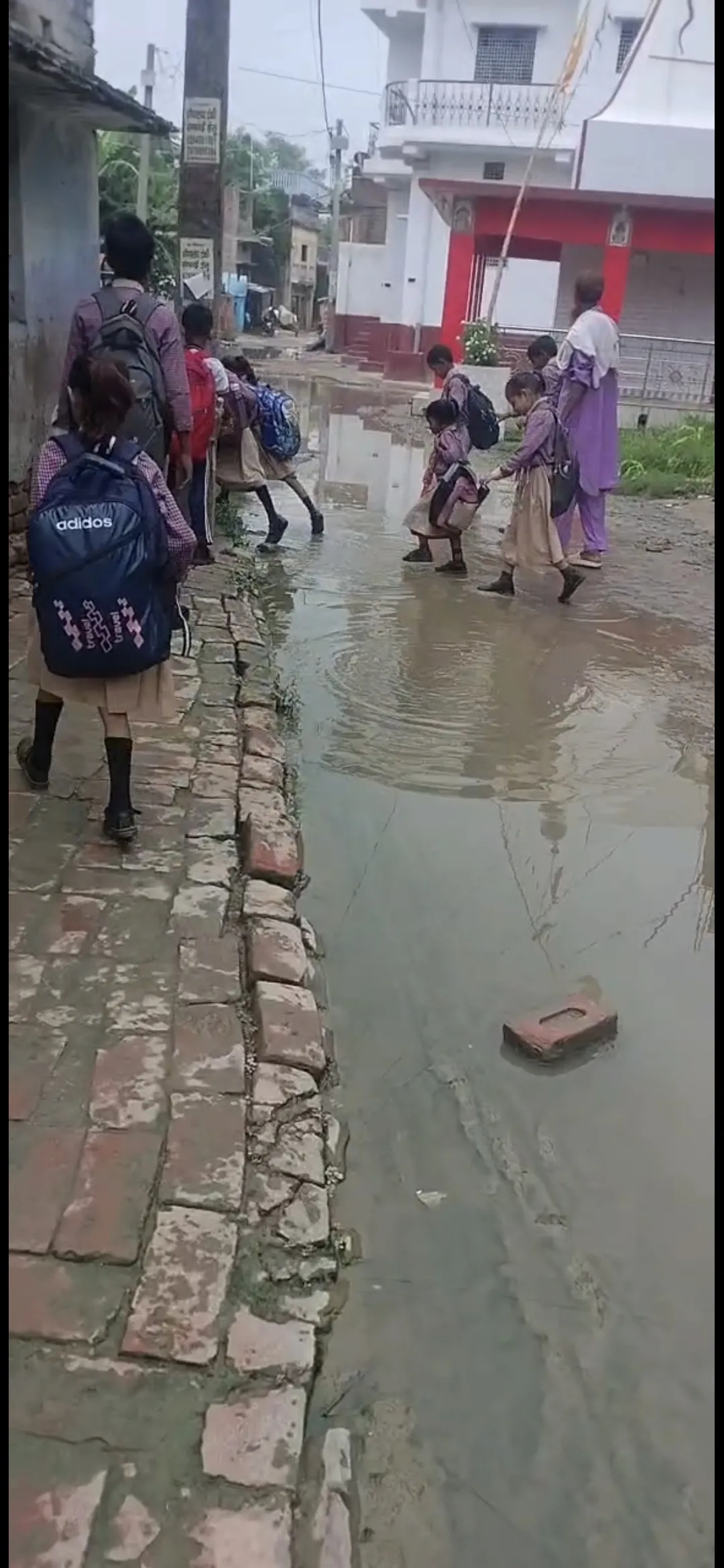 सिमरवाड़ा में सड़क पर जल जमाव से लोग परेशान