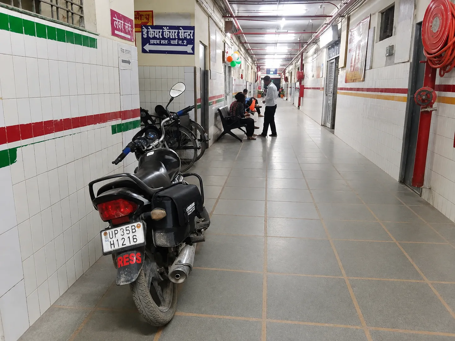 सरकारी अस्पताल बना पार्किंग स्टैंड, मरीजों की सुविधा पर सवाल!