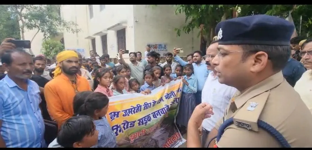 सड़क की मांग को लेकर कलेक्ट्रेट पहुंचे (Zen Alpha) स्कूली बच्चे,जिलाधिकारी से मिलने की जिद पर धरने पर बैठे बच्चे