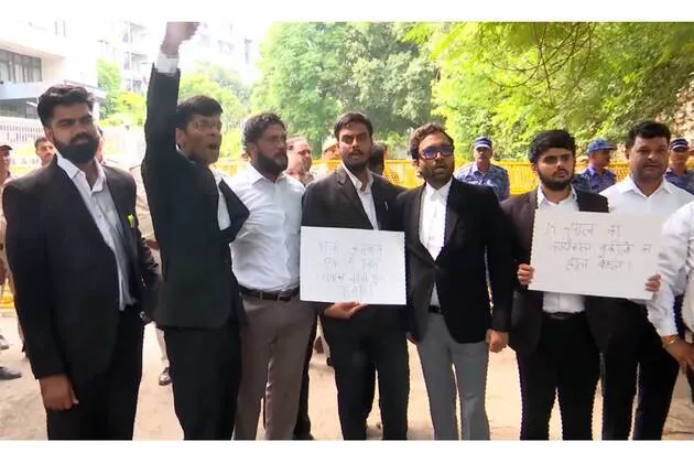 "बार काउंसिल ऑफ इंडिया के चेयरमैन मनन मिश्रा के इस्तीफ़े की मांग को ले कर वकीलों का प्रदर्शन"।
